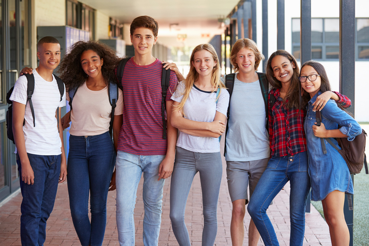Photographie d'un groupe d'adolescents réuni dans le corridor de leur école.